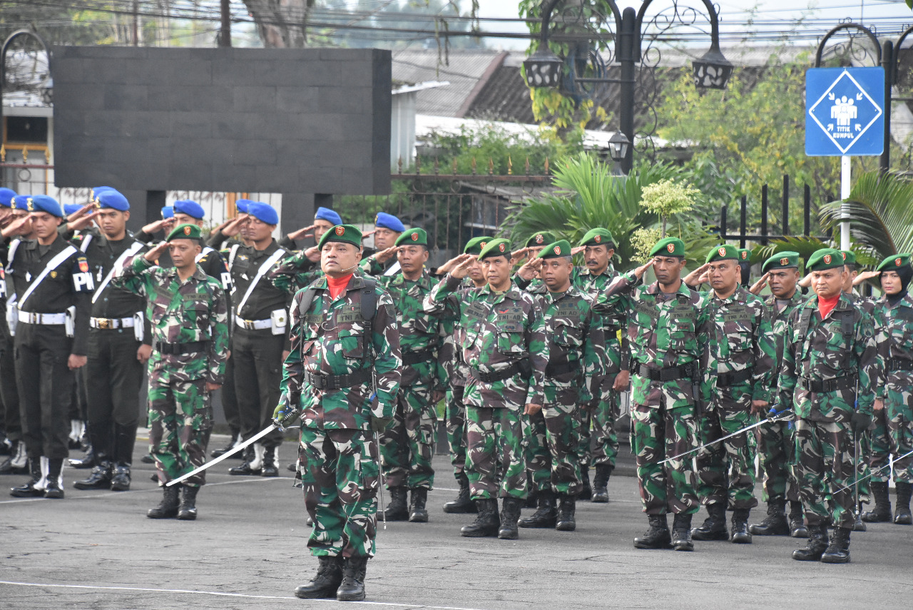 Awali Tahun 2023 Dengan Semangat, Prajurit Korem 073/Makutarama Gelar Upacara Bendera